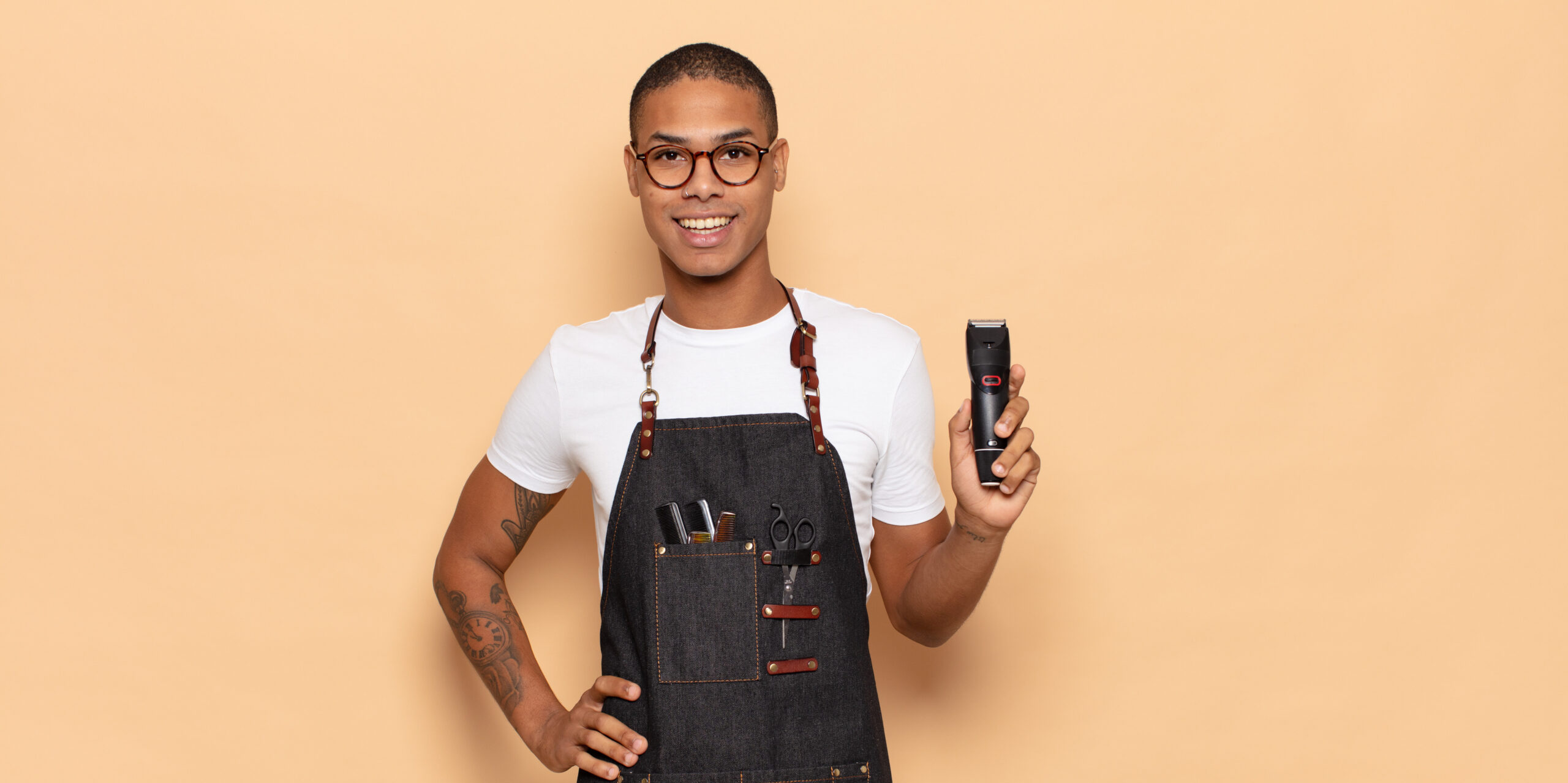 jovem negro sorrindo feliz com a mao no quadril e uma atitude confiante positiva orgulhosa e amigavel scaled